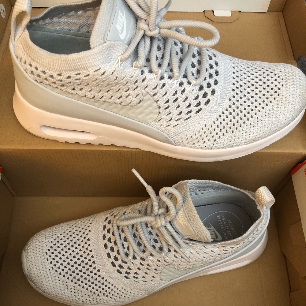 Nike Thea Flyknit platinum women’s size 8